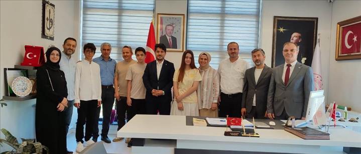 İLÇE MİLLİ EĞİTİM MÜDÜRÜMÜZ LGS ŞAMPİYONUMUZU ÖDÜLLENDİRDİ